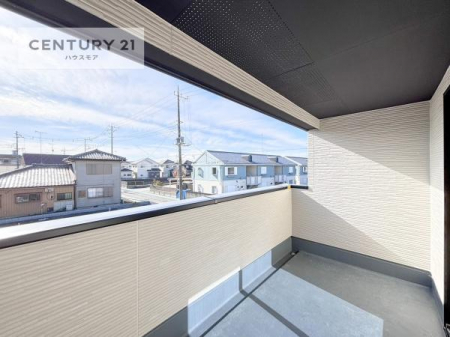 住戸からの眺望写真　落ち着きある住宅街です！周囲には高い建物がなく、空が広く開放感があり、陽当たりを大きく遮られることもありません！気持ちの良い風が通り抜ける街並みです！