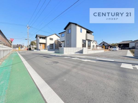 その他現地　前面道路は6ｍ×5ｍ！陽当り良好な立地です。
車庫入れが苦手な方も安心ですね。