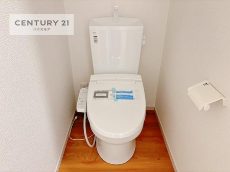 トイレ　清潔感のある色味のお手洗いです！さわやかでスッキリする空間です！白を基調としているので、お手入れがしやすいトイレです！