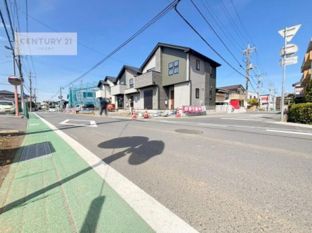 その他現地　前面道路5ｍ×5ｍ！陽当り良好な立地です。
車庫入れが苦手な方も安心ですね。