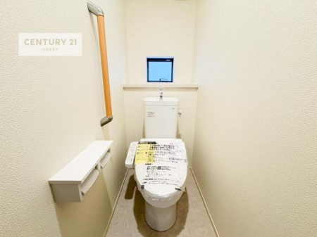 トイレ　1・2階にトイレがございます！朝の忙しい時間帯も待たずにすみそうですね。白を基調とした清潔感のあるトイレでお手入れがしやすいです！