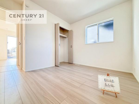 子供部屋　【現地販売開催中】収納スペースがついています！居室をスッキリ整頓する事ができますね。
家具を選ばないシンプルなデザインの為、家具を選ばずお気に入りの空間作りができそうですね。