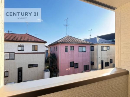 住戸からの眺望写真　落ち着きある住宅街です！周囲には高い建物がなく、空が広く開放感があり、陽当たりを大きく遮られることもありません！気持ちの良い風が通り抜ける街並みです！