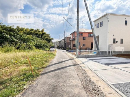 その他現地　前面道路4ｍ！陽当り良好な立地です。現在建築中です。