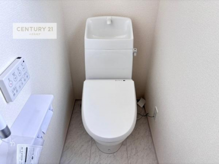 トイレ　1・2階にトイレがございます！朝の忙しい時間帯も待たずにすみそうですね。白を基調とした清潔感のあるトイレでお手入れがしやすいです！
