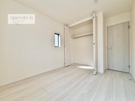 子供部屋　掃き出し窓がないお部屋は、お子様のお部屋としても安心です！
収納スペースも充実しているので散らかったお部屋をサッと片付けられます！