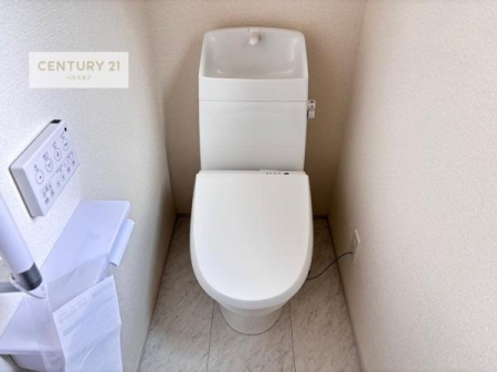 トイレ　1・2階にトイレがございます！朝の忙しい時間帯も待たずにすみそうですね。白を基調とした清潔感のあるトイレでお手入れがしやすいです！