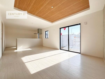 同仕様写真(リビング）　心地良いリビングは家族が自然と集まります。家族団欒の時間が増えそうです。ご家族と、より一層充実した時間を過ごせそうですね。明るく開放的な空間です。(同仕様)