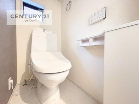 トイレ　1・2階にトイレがございます！朝の忙しい時間帯も待たずにすみそうですね。白を基調とした清潔感のあるトイレでお手入れがしやすいです！