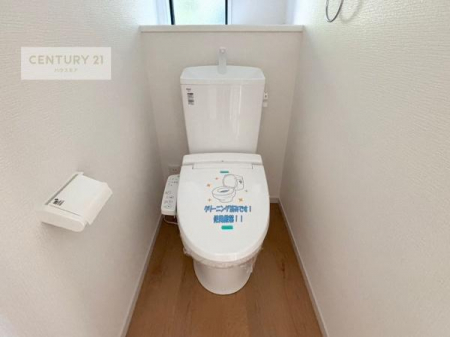 トイレ　1・2階にトイレがございます！朝の忙しい時間帯も待たずにすみそうですね。白を基調とした清潔感のあるトイレでお手入れがしやすいです！