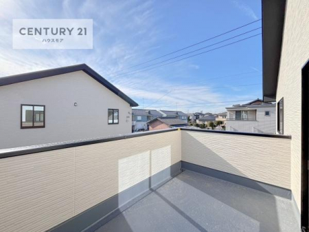 住戸からの眺望写真　晴れた日には青い空を見渡せる開放的な時間を楽しめます。気持ちの良い風が通り抜ける街並みです！