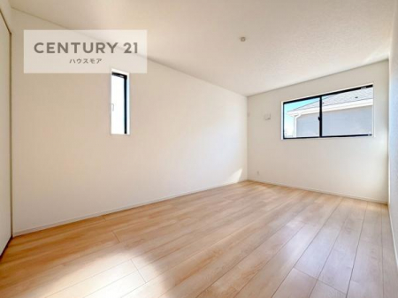 子供部屋　掃き出し窓がないお部屋は、お子様のお部屋としても安心です！
収納スペースも充実しているので散らかったお部屋をサッと片付けられます！