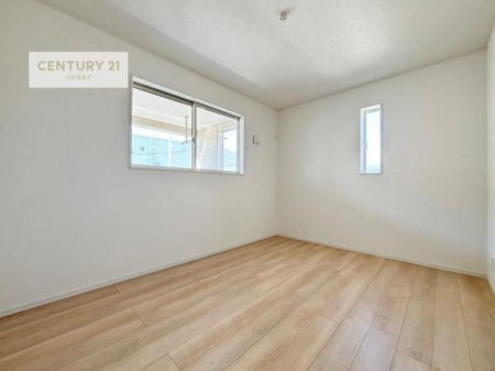 子供部屋　掃き出し窓がないお部屋は、お子様のお部屋としても安心です！
収納スペースも充実しているので散らかったお部屋をサッと片付けられます！