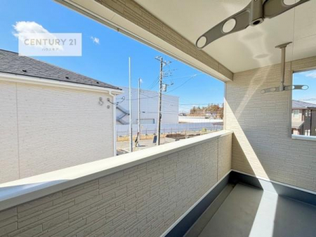 住戸からの眺望写真　晴れた日には青い空を見渡せる開放的な時間を楽しめます。気持ちの良い風が通り抜ける街並みです！