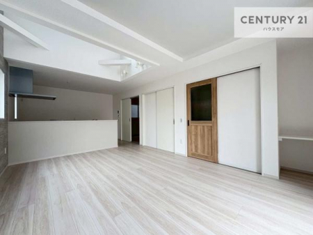 rO@SnǂrO͉ƑRƏW܂܂BƑcR̎ԂłBƑƁAw[Ԃ߂łˁB㕔Ŗ邭JIȋԂłB