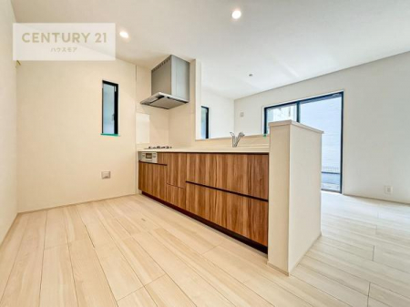 �L�b�`���@��l�C�̑Ζʎ��V�X�e���L�b�`�����̗p���Ă��܂��I���Ƒ��̃R�~���j�P�[�V���������R�Ƒ�����݌v�ł��B
���q�l�ɂ��ڂ��͂��̂Ŋ������ł��ˁB���[�͂�����܂��I