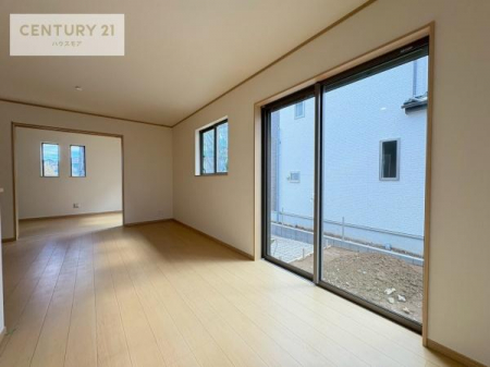 ���r���O�@�傫�ȑ����炽���Ղ�̗z���������閾�邢���r���O�B�J�����̂��郊�r���O�ŉƑ��c���̂��났�̎��Ԃ��߂����܂��B