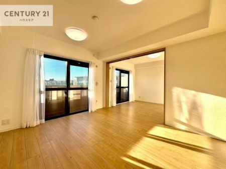 ���r���O�@�傫�ȑ����炽���Ղ�̗z���������閾�邢���r���O�B�J�����̂��郊�r���O�ŉƑ��c���̂��났�̎��Ԃ��߂����܂��B