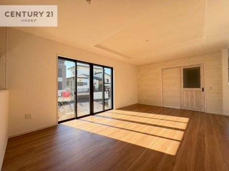 ���r���O�@�傫�ȑ����炽���Ղ�̗z���������閾�邢���r���O�B�J�����̂��郊�r���O�ŉƑ��c���̂��났�̎��Ԃ��߂����܂��B