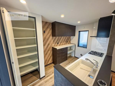 �L�b�`���@�J�b�v�{�[�h�t���̃L�b�`���ł��B
�L�b�`���͉����ƃK�`���K�`���������ł��B�d�q�����W�␆�ъ���u���܂����A��������̐H��͒I�Ɏ��[���\�ł��B