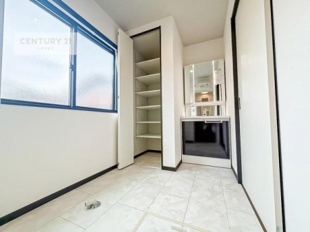 ���ʑ�E���ʏ��@�O�ʋ��d�l�̐��ʏ��́A�g�����Ȃ݂����₷������I���͎��[�ɂȂ��Ă��܂��B���ʏ��ׂ̗ɂ̓J�E���^�[�����Ă���A�^�I���⒅�ւ��̈ꎞ�I�Ȓu���ꏊ�ɂ��҂�����I���͋󓴂ׁ̈A�E�߃J�S�X�y�[�X�ɍœK�ł��I