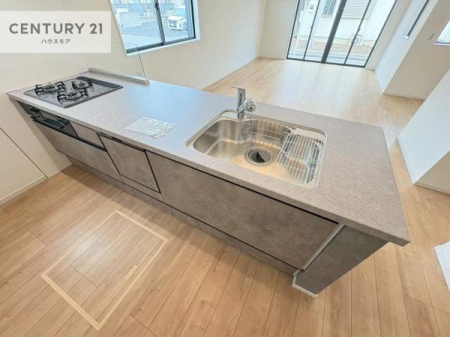 �L�b�`���@��l�C�̑Ζʎ��V�X�e���L�b�`�����̗p���Ă��܂��I���Ƒ��̃R�~���j�P�[�V���������R�Ƒ�����݌v�ł��B
���q�l�ɂ��ڂ��͂��̂Ŋ������ł��ˁB�L�X�g���ĉ��K�ɍ�Ƃ��i�݂܂��B