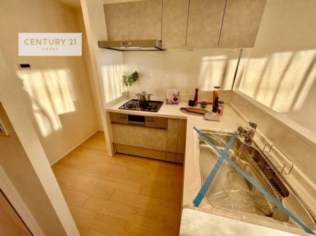 �L�b�`���@�����̉Ǝ��������Ɖ��K�ɁB�����E�z�V�E�Еt���܂ł��X���[�Y�ɂ��Ȃ���L���^�L�b�`�����̗p�B�V���N�ƃR������90�x�̊p�x�Ŕz�u����A�̂������Ɖ񂷂����Œ��������������B