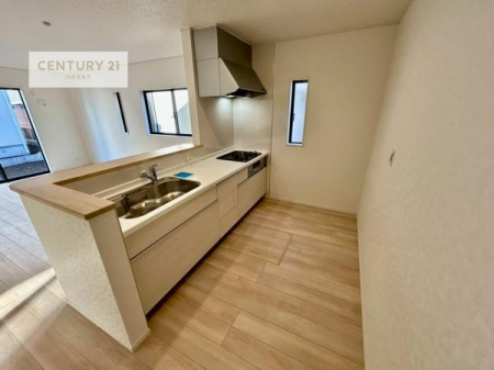 �L�b�`���@��l�C�̑Ζʎ��V�X�e���L�b�`�����̗p���Ă��܂��I���Ƒ��̃R�~���j�P�[�V���������R�Ƒ�����݌v�ł��B
���q�l�ɂ��ڂ��͂��̂Ŋ������ł��ˁB�L�X�g���ĉ��K�ɍ�Ƃ��i�݂܂��B