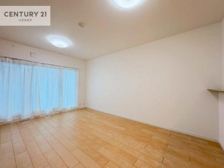 ���r���O�@�傫�ȑ����炽���Ղ�̗z���������閾�邢���r���O�B�J�����̂��郊�r���O�ŉƑ��c���̂��났�̎��Ԃ��߂����܂��B