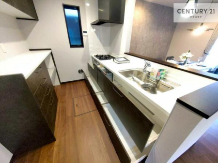 �L�b�`���@��l�C�̑Ζʎ��V�X�e���L�b�`�����̗p���Ă��܂��I���Ƒ��̃R�~���j�P�[�V���������R�Ƒ�����݌v�ł��B
���q�l�ɂ��ڂ��͂��̂Ŋ������ł��ˁB�L�X�g���ĉ��K�ɍ�Ƃ��i�݂܂��B