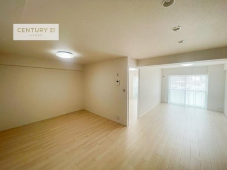 ���r���O�@�傫�ȑ����炽���Ղ�̗z���������閾�邢���r���O�B�J�����̂��郊�r���O�ŉƑ��c���̂��났�̎��Ԃ��߂����܂��B