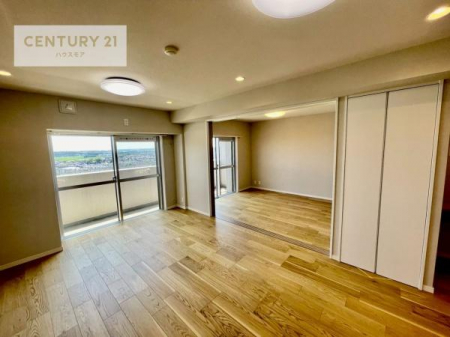 ���r���O�@�傫�ȑ����炽���Ղ�̗z���������閾�邢���r���O�B�J�����̂��郊�r���O�ŉƑ��c���̂��났�̎��Ԃ��߂����܂��B