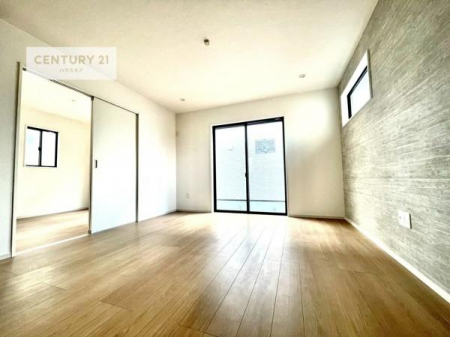 ���r���O�@�傫�ȑ����炽���Ղ�̗z���������閾�邢���r���O�B�J�����̂��郊�r���O�ŉƑ��c���̂��났�̎��Ԃ��߂����܂��B