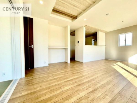 ���r���O�@���r���O�ɂ͐܂�グ�V����̗p���A�V�䍂�ɂ�Ƃ���������邱�ƂŁA���ۂ̒����ȏ�̊J���������o���Ă��܂��B��������ւƔ����邽�߁A��Ԃɉ��s�������܂�A���邭�L�т₩�Ȉ�ۂɁI