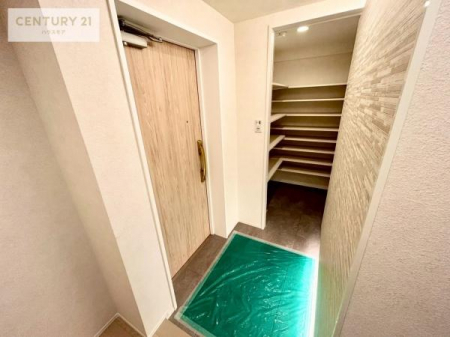 ���ց@�X�b�L���������ւŌ˂��J�����u�ԁA�������̂���S�n������Ԃ��o�}���Ă���܂��B