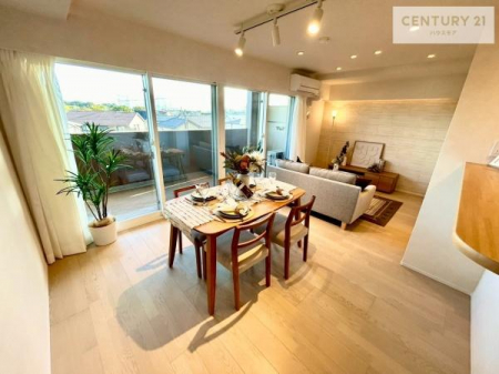 ���r���O�@�傫�ȑ����炽���Ղ�̗z���������閾�邢���r���O�B�J�����̂��郊�r���O�ŉƑ��c���̂��났�̎��Ԃ��߂����܂��B