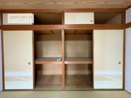 ���[�@�����Ղ�̎��[�X�y�[�X�ŁA��炵���������萮���Z�܂��B�Ƒ��̉ו������ꂢ�ɕЕt���A���������K�ɉ߂����܂��B