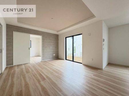 ���r���O�@�傫�ȑ����炽���Ղ�̗z���������閾�邢���r���O�B�J�����̂��郊�r���O�ŉƑ��c���̂��났�̎��Ԃ��߂����܂��B