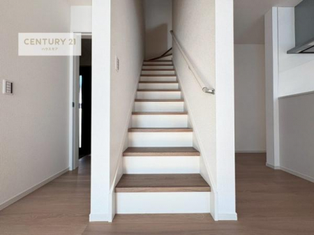 ���̑����ρ@�K�i�͖��邭�萠������Ă��܂��B���q�l�₲�N�z�̕������S���Ă����p�����܂��ˁB�Q�K�z�[���Ɏ��[������܂��I