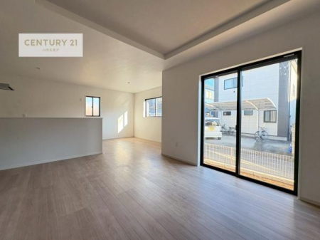 ���r���O�@�傫�ȑ����炽���Ղ�̗z���������閾�邢���r���O�B�J�����̂��郊�r���O�ŉƑ��c���̂��났�̎��Ԃ��߂����܂��B