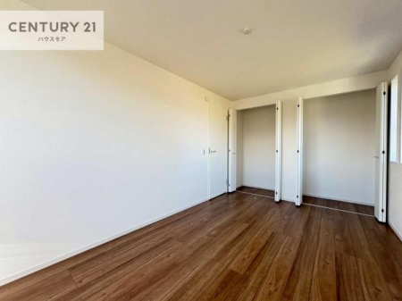 ���[�@�e�m���ɂ̓N���[�[�b�g���������Ă���A���[�X�y�[�X���[���B�ߗނ���p�i�A�G�ߕ��̎��[�ɕ֗��ŁA���ł���������ƕЕt������������ۂĂ܂��B