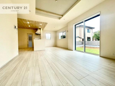 ���r���O�@�傫�ȑ����炽���Ղ�̗z���������閾�邢���r���O�B�J�����̂��郊�r���O�ŉƑ��c���̂��났�̎��Ԃ��߂����܂��B