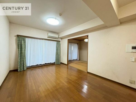 ���r���O�@�傫�ȑ����炽���Ղ�̗z���������閾�邢���r���O�B�J�����̂��郊�r���O�ŉƑ��c���̂��났�̎��Ԃ��߂����܂��B