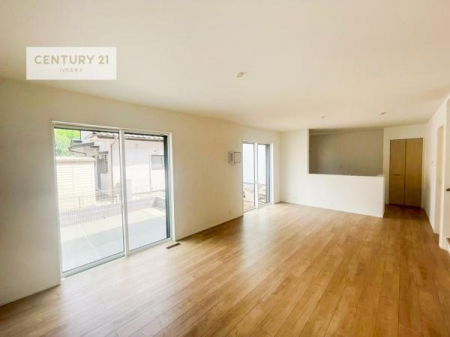 ���r���O�@�傫�ȑ����炽���Ղ�̗z���������閾�邢���r���O�B�J�����̂��郊�r���O�ŉƑ��c���̂��났�̎��Ԃ��߂����܂��B�y���n�̔���J�Ò��z