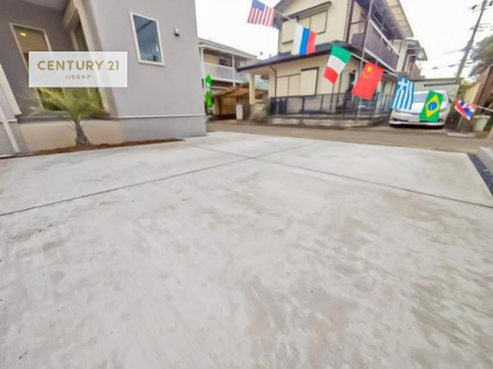 ���ԏ�@���ԃX�y�[�X��2�䕪����܂��I�Z�J���h�J�[�͂������A�o�C�N�⎩�]�ԂȂǂ��u���ꏊ�ɍ���܂���B
