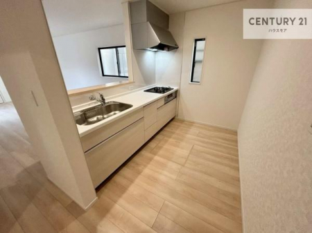 �L�b�`���@��l�C�̑Ζʎ��V�X�e���L�b�`�����̗p���Ă��܂��I���Ƒ��̃R�~���j�P�[�V���������R�Ƒ�����݌v�ł��B
���q�l�ɂ��ڂ��͂��̂Ŋ������ł��ˁB���[�͂�����܂��I