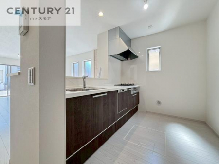 ���d�l�ʐ^(�L�b�`���j�@��l�C�̑Ζʎ��V�X�e���L�b�`�����̗p���Ă��܂��I���Ƒ��̃R�~���j�P�[�V���������R�Ƒ�����݌v�ł��B
���q�l�ɂ��ڂ��͂��̂Ŋ������ł��ˁB���[�͂�����܂��I�i���d�l�j