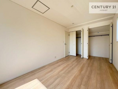 �m���@�e�����Ɏ��[�͂̂���N���[�[�b�g��ݒu�B�ו��𐮗����ڂ��₷���A����������ɂ��ꂢ�ɕۂ��Ƃ��ł��܂��B���[�ꏊ�ɍ���Ȃ��A���K�Ȑ������T�|�[�g����Z�܂��ł��B