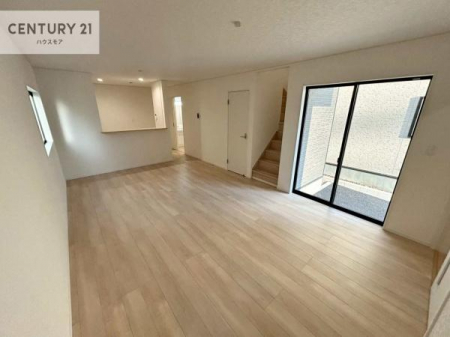 ���r���O�@�傫�ȑ����炽���Ղ�̗z���������閾�邢���r���O�B�J�����̂��郊�r���O�ŉƑ��c���̂��났�̎��Ԃ��߂����܂��B