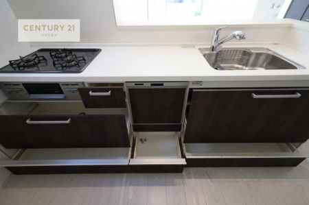 ���d�l�ʐ^(�L�b�`���j�@��l�C�̑Ζʎ��V�X�e���L�b�`�����̗p���Ă��܂��I���Ƒ��̃R�~���j�P�[�V���������R�Ƒ�����݌v�ł��B
���q�l�ɂ��ڂ��͂��̂Ŋ������ł��ˁB���[�͂�����܂��I�i���d�l�j